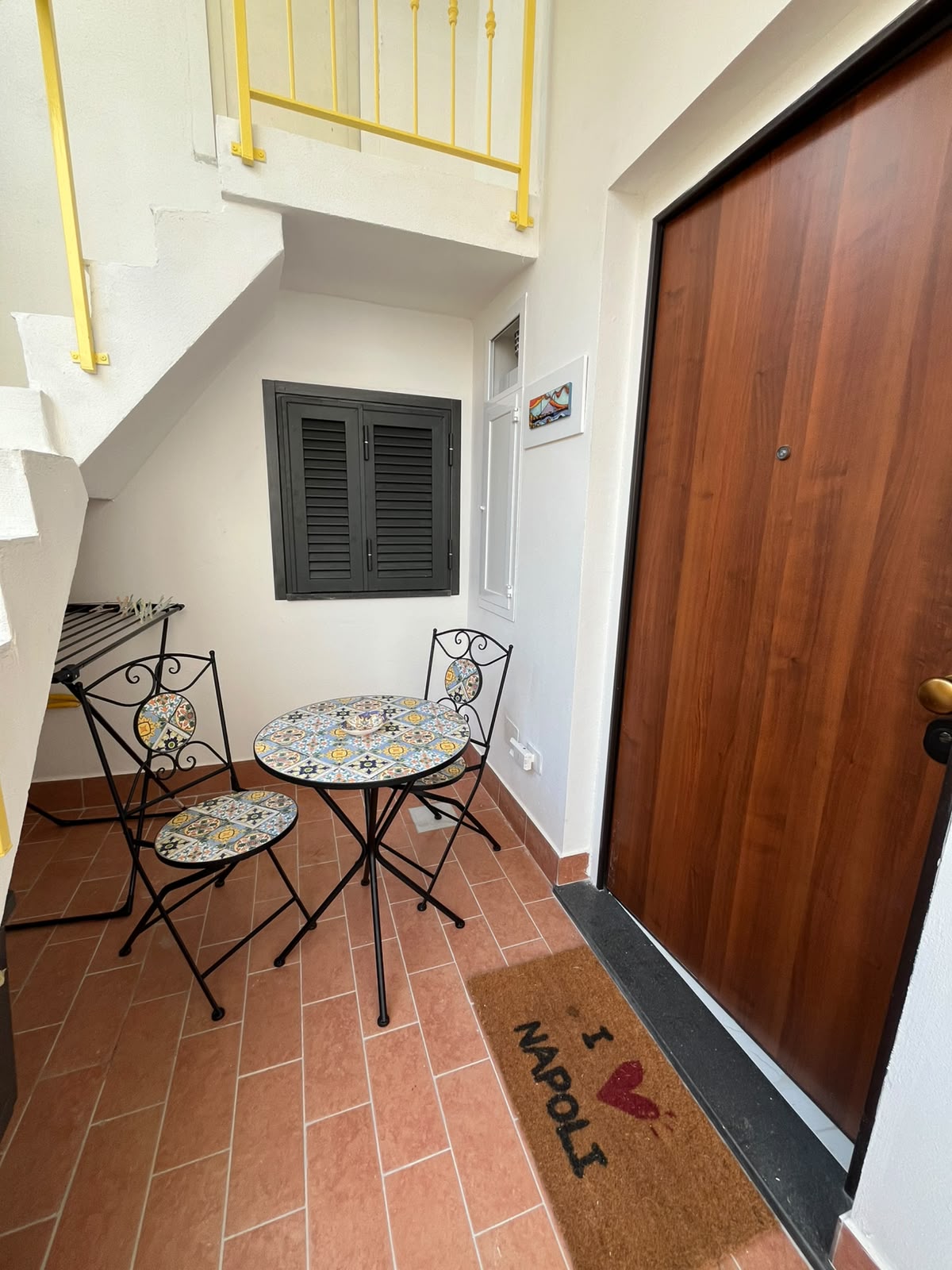 Il patio privato in cotto con tavolo artigianale in maiolica