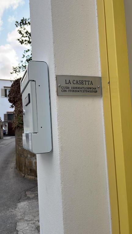 Targa in ceramica La Casetta all'ingresso indipendente